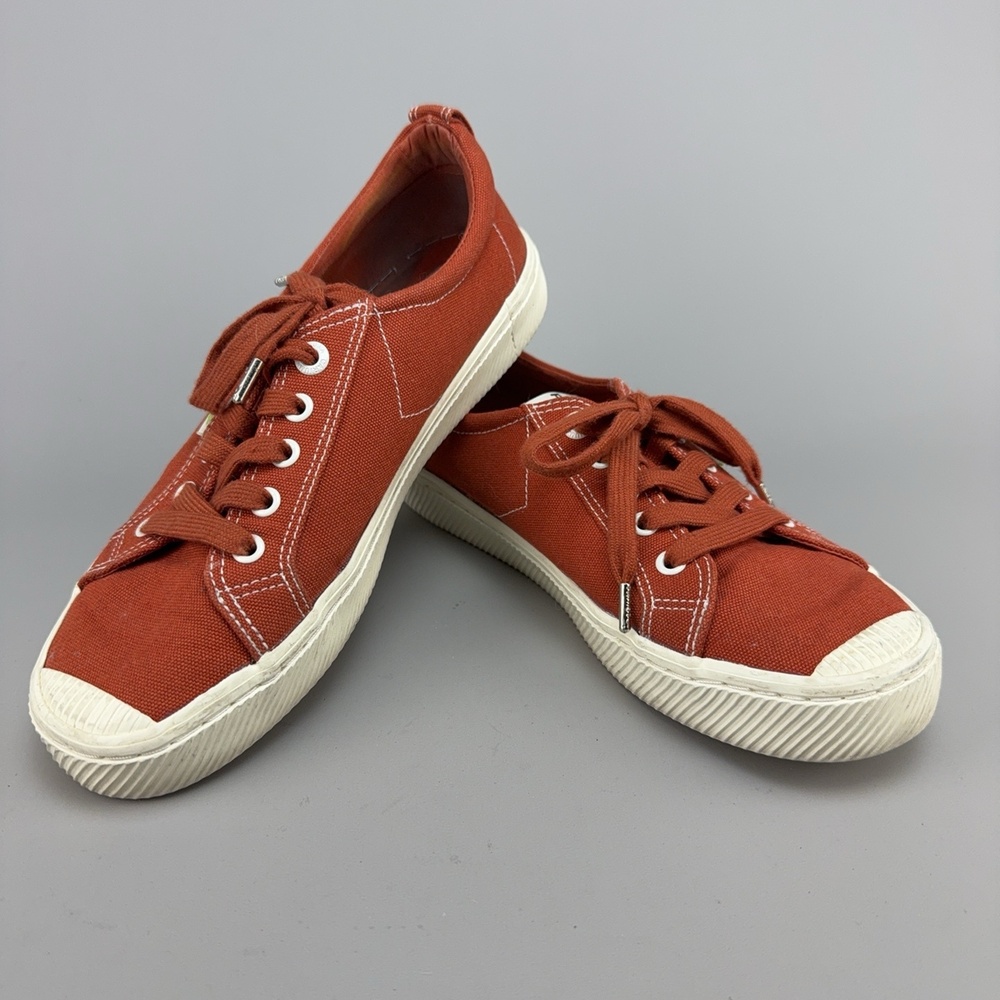 Cariuma X Pantone OCA Low Shoes Womens Size 9 Orange Canvas Casual Sneakers